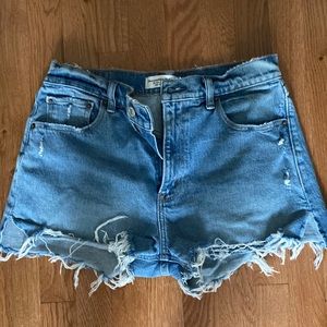 Abercrombie the High Rise Mom Short. Size 28